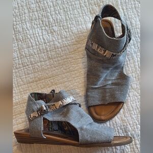 Blowfish Malibu brown fabric casual sandals size 8.5